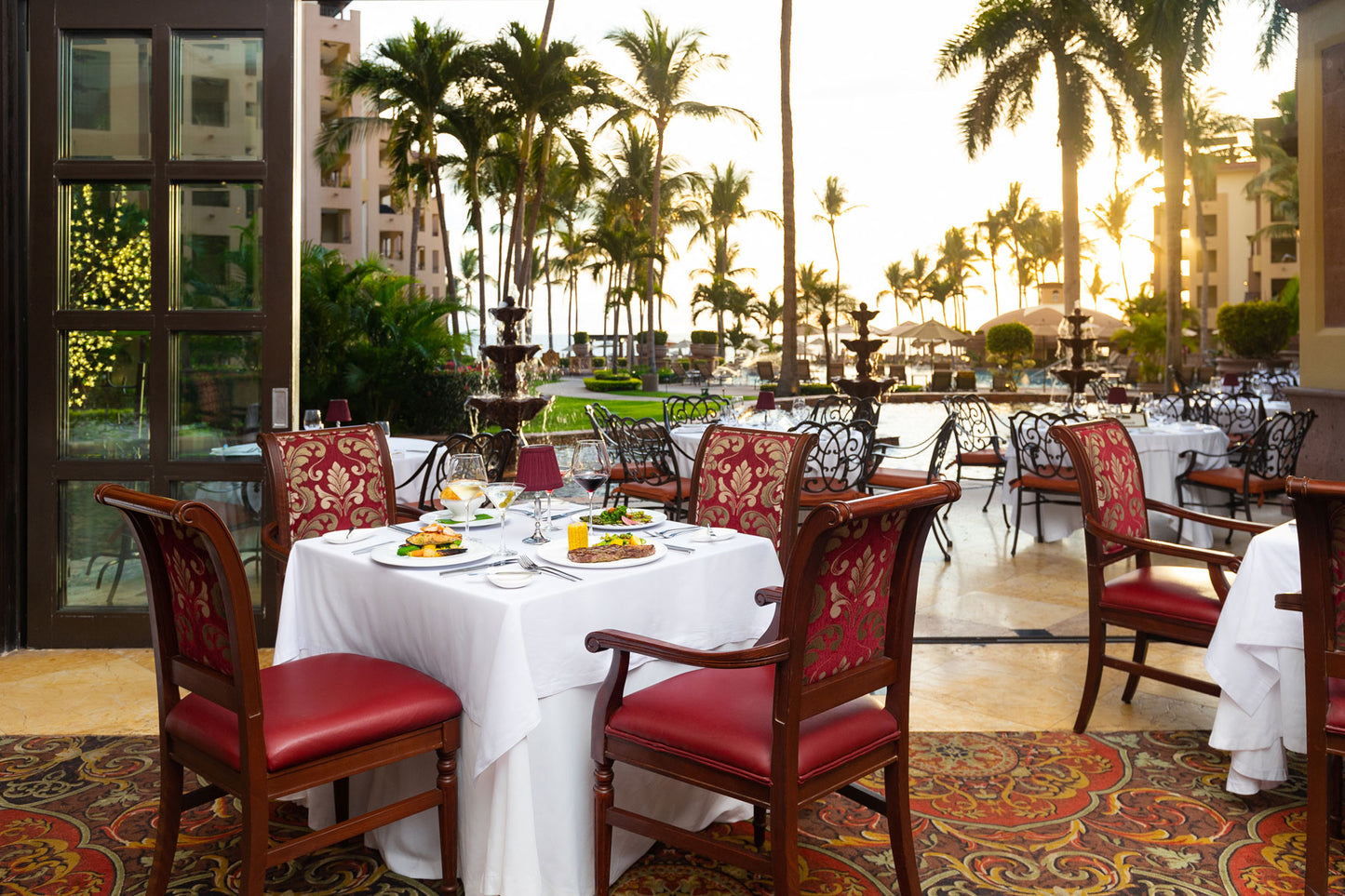 Suite de un dormitorio con vista a la piscina