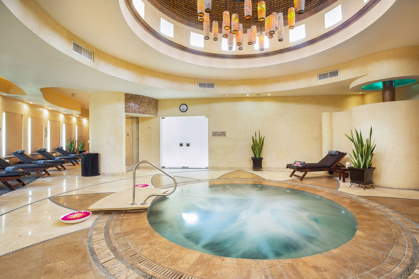 Suite de un dormitorio con vista a la piscina