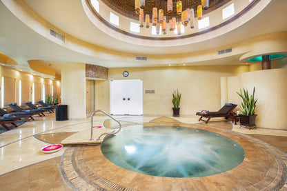 Suite de un dormitorio con vista a la piscina