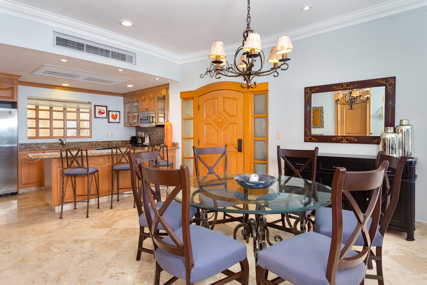 Suite de un dormitorio con vista a la piscina