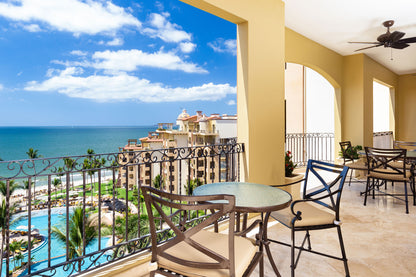 Suite de un dormitorio con vista a la piscina