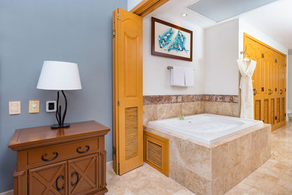 Suite de un dormitorio con vista a la piscina