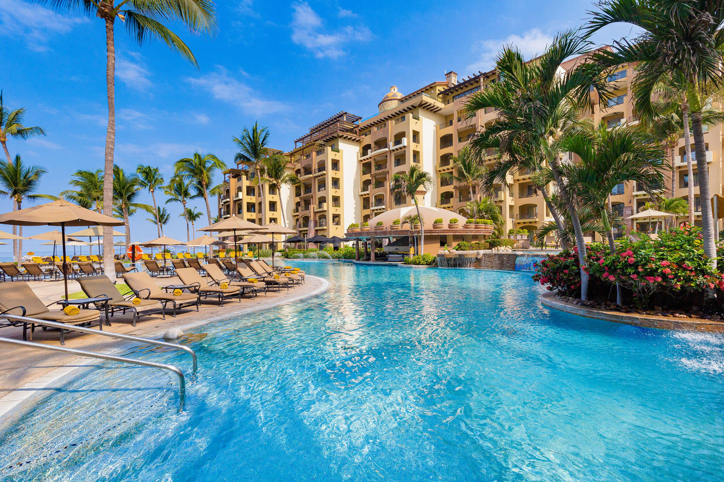 Suite de un dormitorio con vista a la piscina