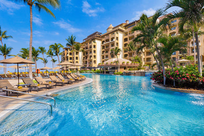 Suite de un dormitorio con vista a la piscina