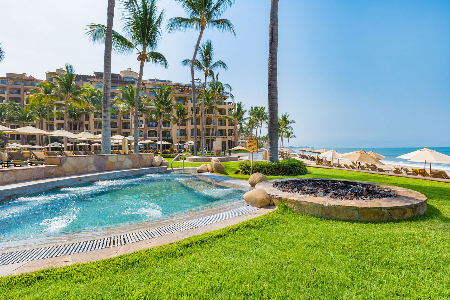 Suite de un dormitorio con vista a la piscina